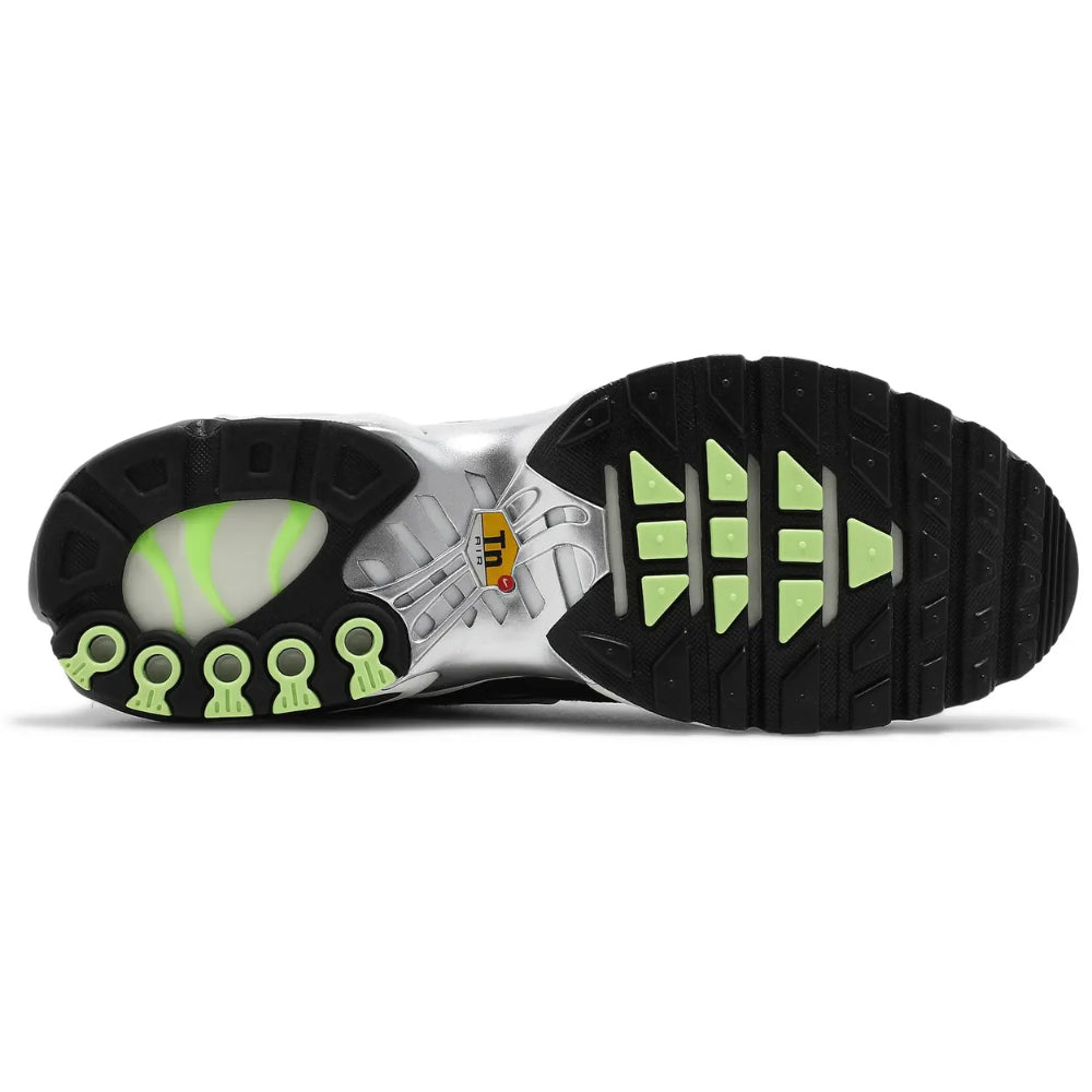 Nike Air Max Plus SE “Black Chrome”